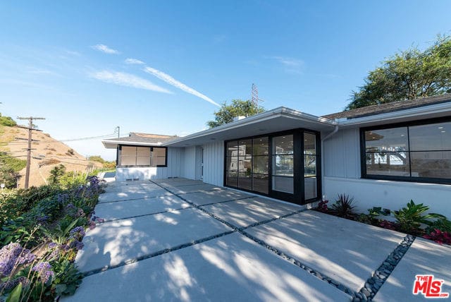 Building Photo - 7260 Pacific View Dr