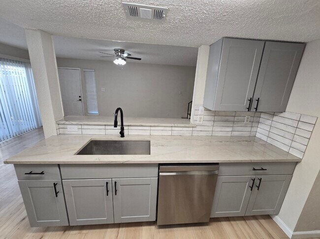 Building Photo - 5640 Birchmont Dr
