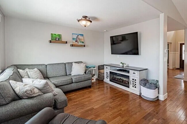 Foto del edificio - LOCATION, LOCATION, LOCATION - 4 Bedroom 3 Bath Home with TONS of storage. THIS PRICE INCLUDES TH...