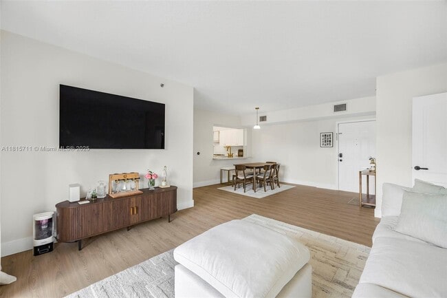 Foto del edificio - 9340 Fontainebleau Blvd