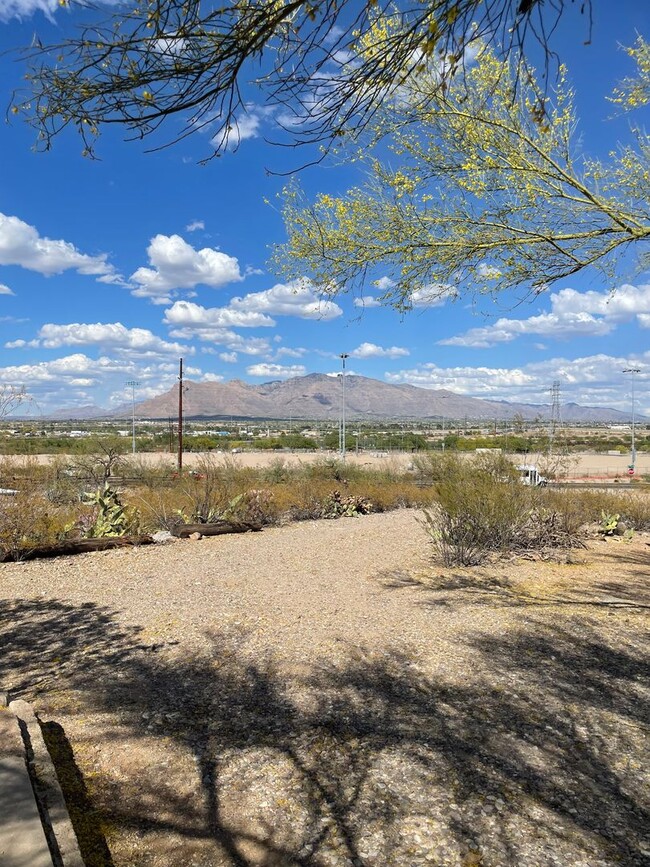 Building Photo - Lovely 3 Bedroom House with Stunning Mount...