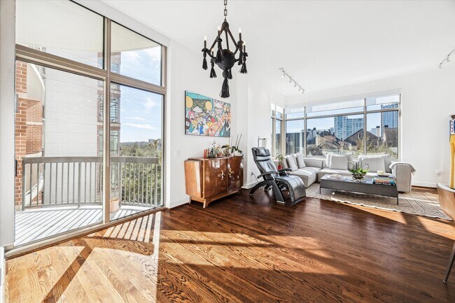 Foto del edificio - 2211 Briarglen Dr