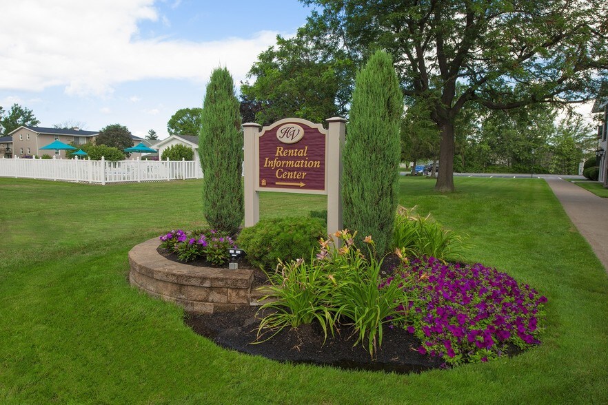 Hallmark Village Apartments Rentals Hamburg, NY