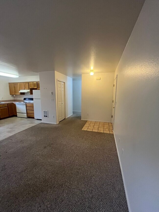 Foto del edificio - 2-Bedroom 1-Bathroom Apartment in 3 unit b...