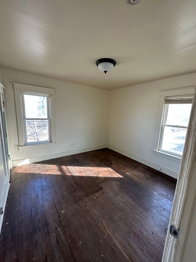Building Photo - 3BD/1BA TWO-STORY HOME