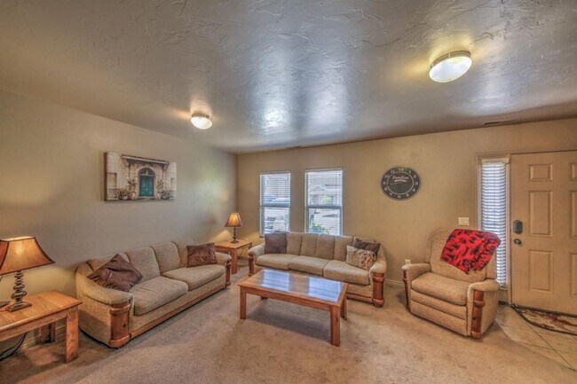 Building Photo - Beautiful townhome near little valley