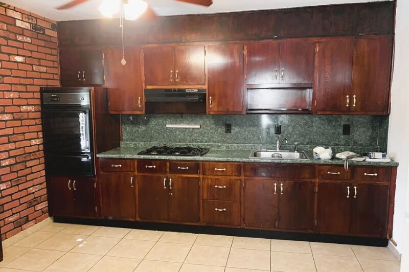 Primary Photo - 136 McClean Ave