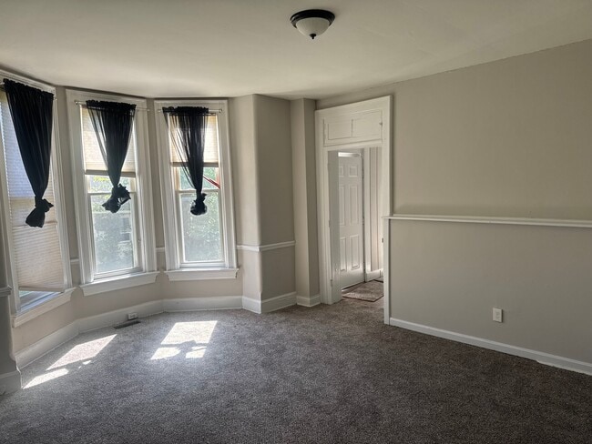 Building Photo - 109 Elm St