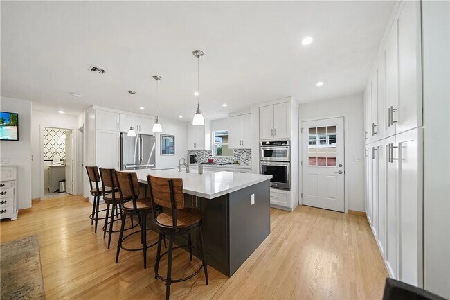 Foto del edificio - 329 E Everett Pl