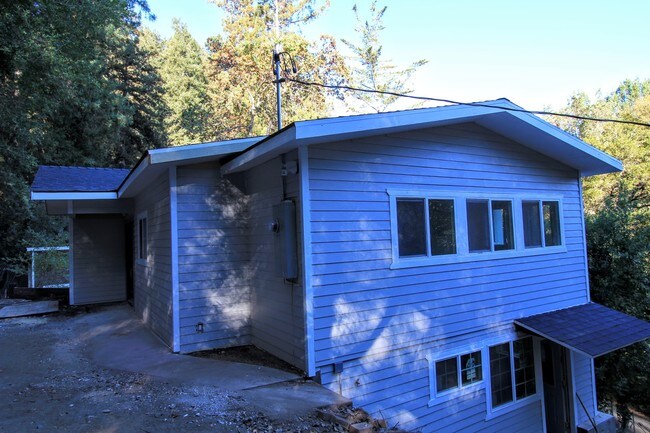 Building Photo - 142 Redwood Dr