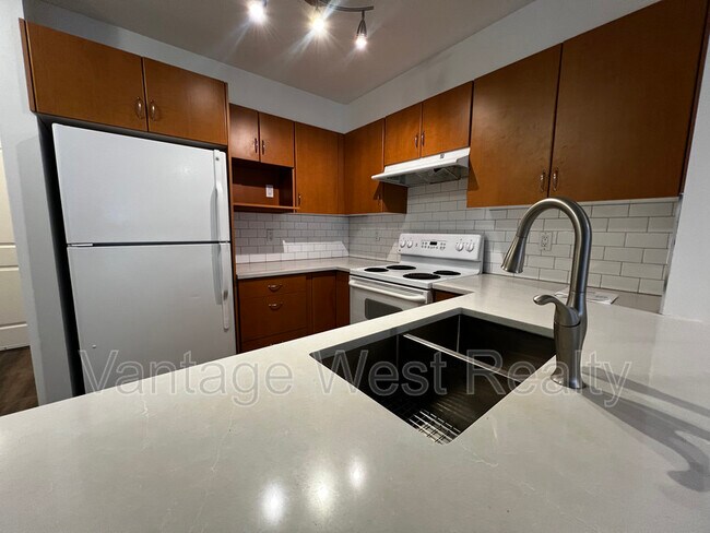 Photo du bâtiment - 555-555 Yates Rd