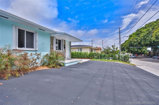 Building Photo - 2822 SW 32nd Ave