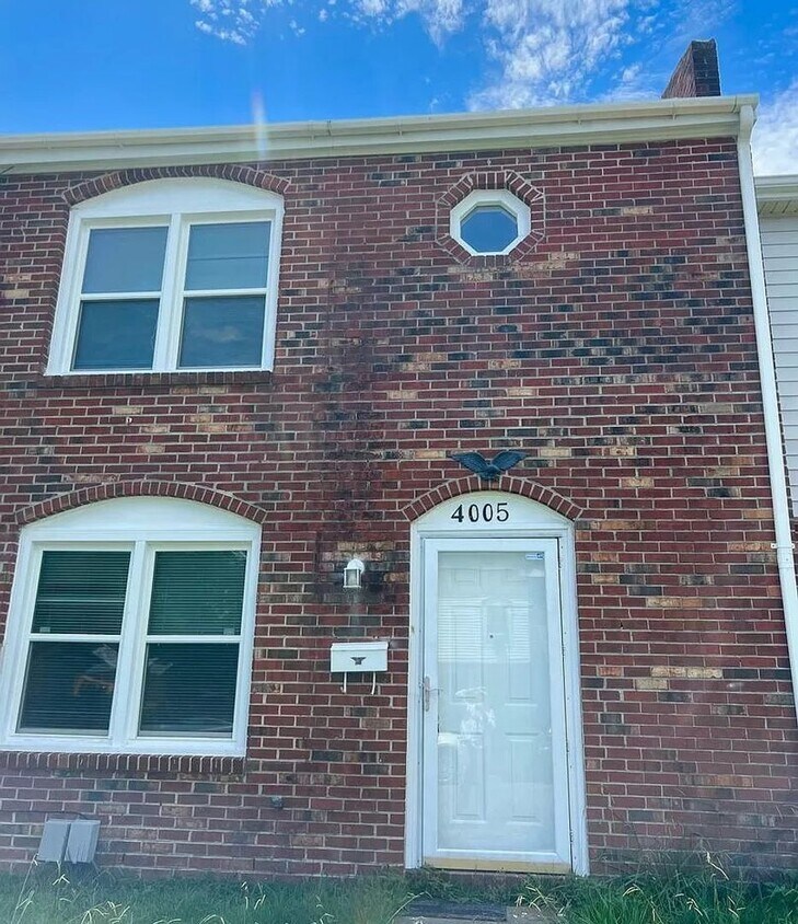Foto principal - 3-bedroom townhome in Chesapeake available...