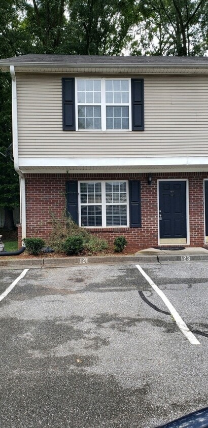 Primary Photo - 121 Point Pl Dr
