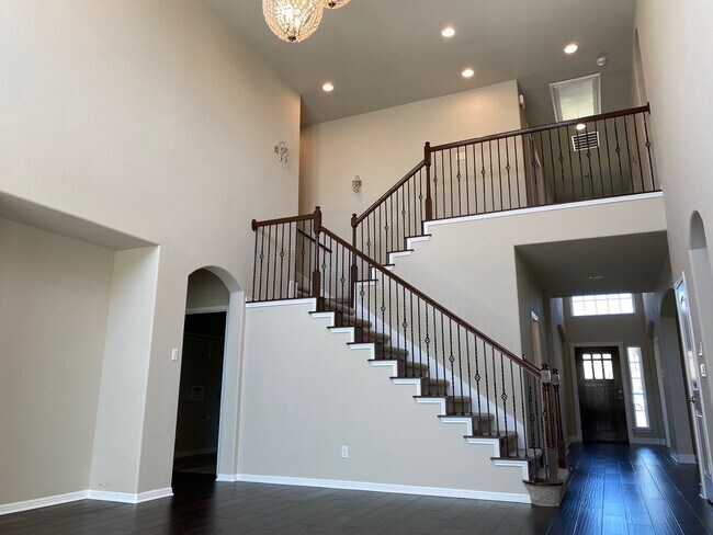 Building Photo - Gorgeous 4 Bed / 2.5 Bath Home with Specta...