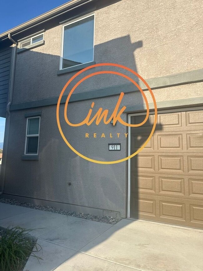 Building Photo - Modern 3 Bed, 2.5 Bath Townhome in Prime C...