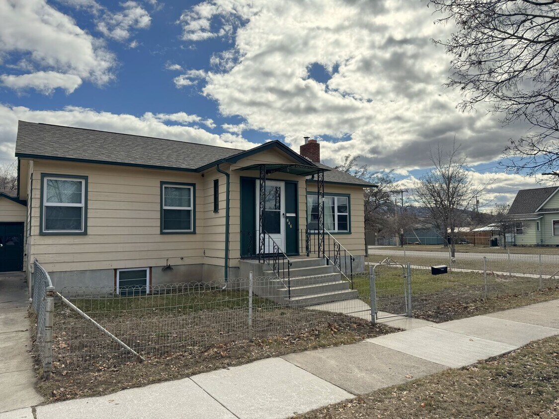 Primary Photo - Charming 4 Bed, 2 Bath in Convenient Locat...