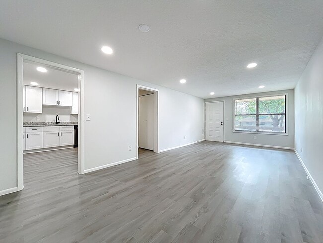 Building Photo - Renovated 2 Bedroom 1 Bathroom Apartment |...