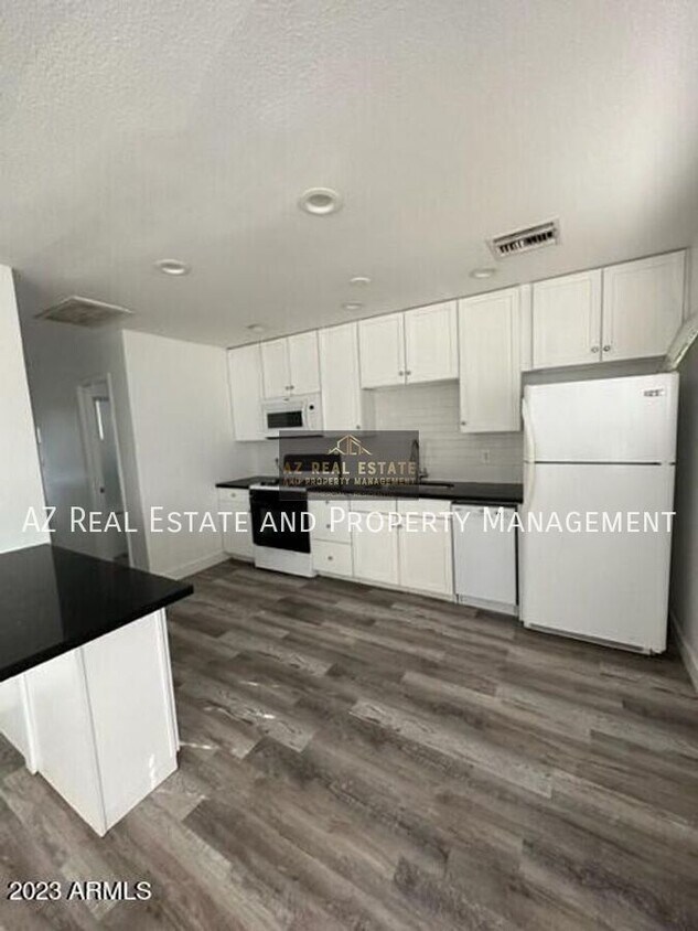 Foto principal - 3417 E Windsor Ave