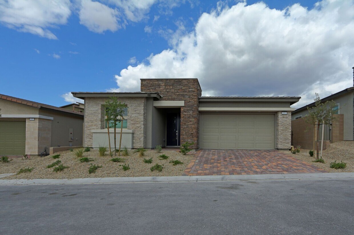 Foto principal - New Home in Summerlin 55+ Community