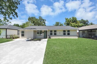 Building Photo - 5003 Enyart St
