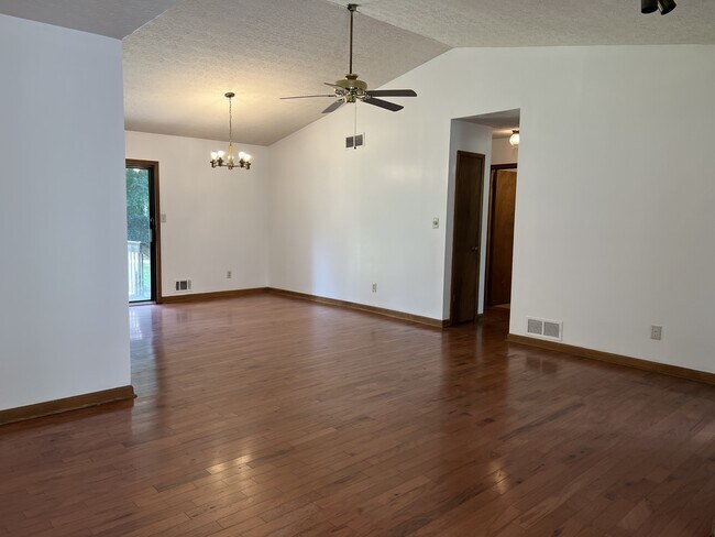 Foto del edificio - 2908 N Deshong Rd
