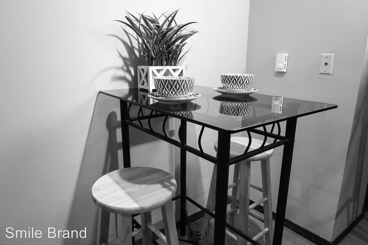 Building Photo - 1 br, 1 bath Room For Rent - 507 E. White