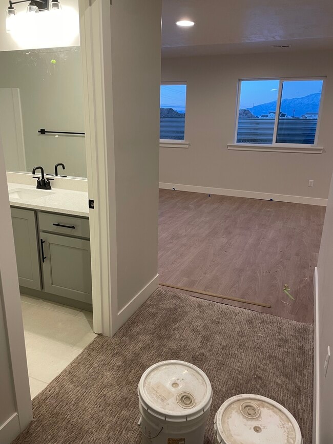 Building Photo - 176 W Hayata Ln