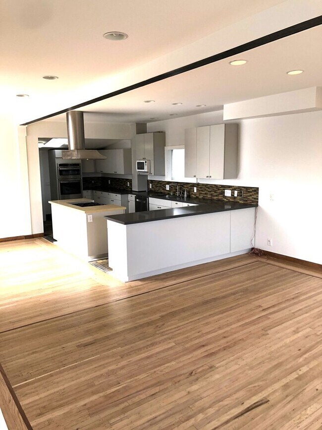 Foto del edificio - Spacious Single Family Home - 3BR/2.5BA 3 Outside Decks, 2 Car Garage - AMSI/Maureen Couture