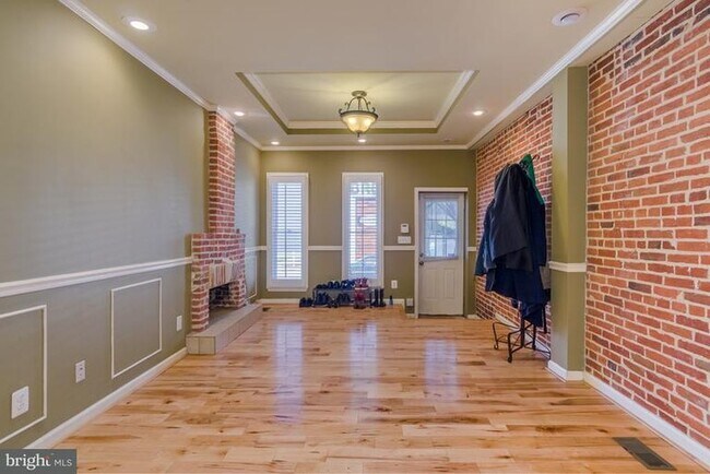 Entry and fireplace - 915 Washington Blvd