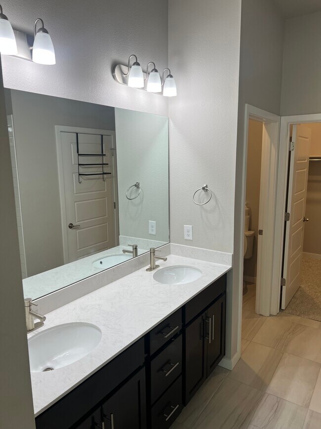 Lavabo del baño principal - 420 E Fremont Pl