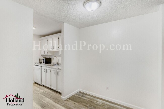 Building Photo - Updated 2 Bed Condo in Prime Location!
