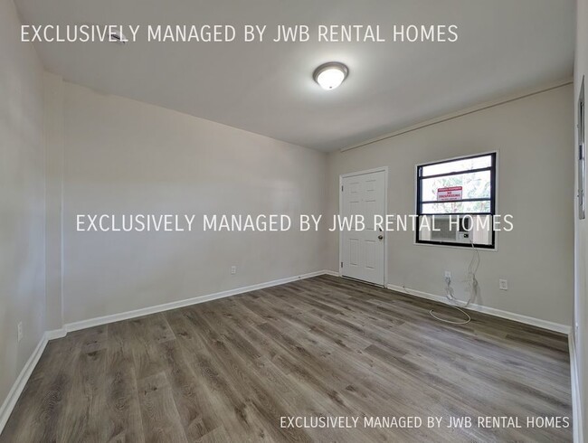 Building Photo - 1204 Glencoe St #3