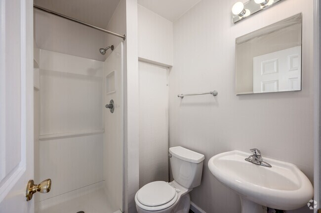 2 habitaciones, 1 baño - 600 pies cuadrados - Baño - Pierce Street Apartments