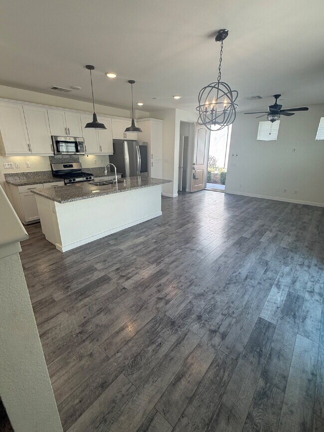 Foto del edificio - $500 OFF MOVE IN - Must take possession within 14 days.  Located in the desirable Vista Bella com...