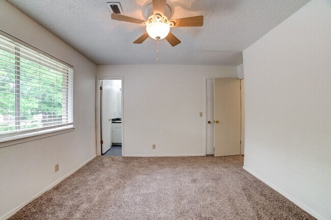 Foto del edificio - 4 Bed | 2 Bath | Broken Arrow | October