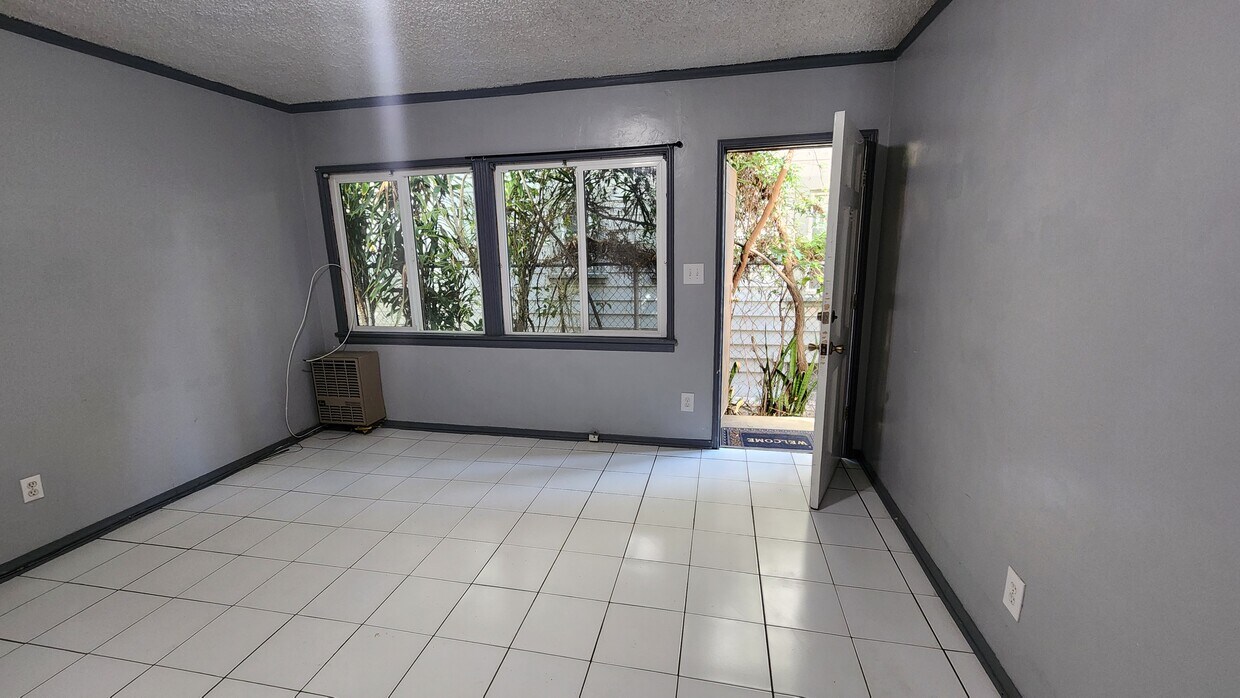 Un estudio escondido en un vecindario residencial con patio, patio trasero y garaje cubierto. - 116 S Dillon St