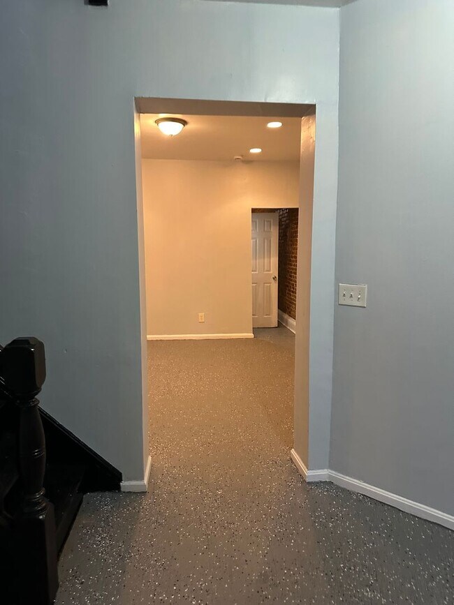 Building Photo - Spacious Rooms! W/D! Available Now!