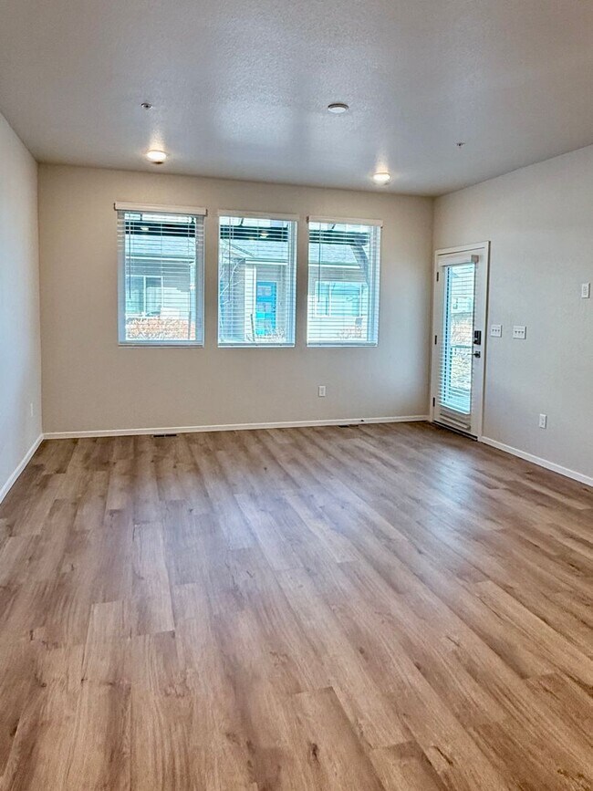 Building Photo - Modern 2-Bedroom Condo in Fort Collins - B...