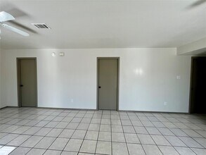 Building Photo - 1042 W Village Ct