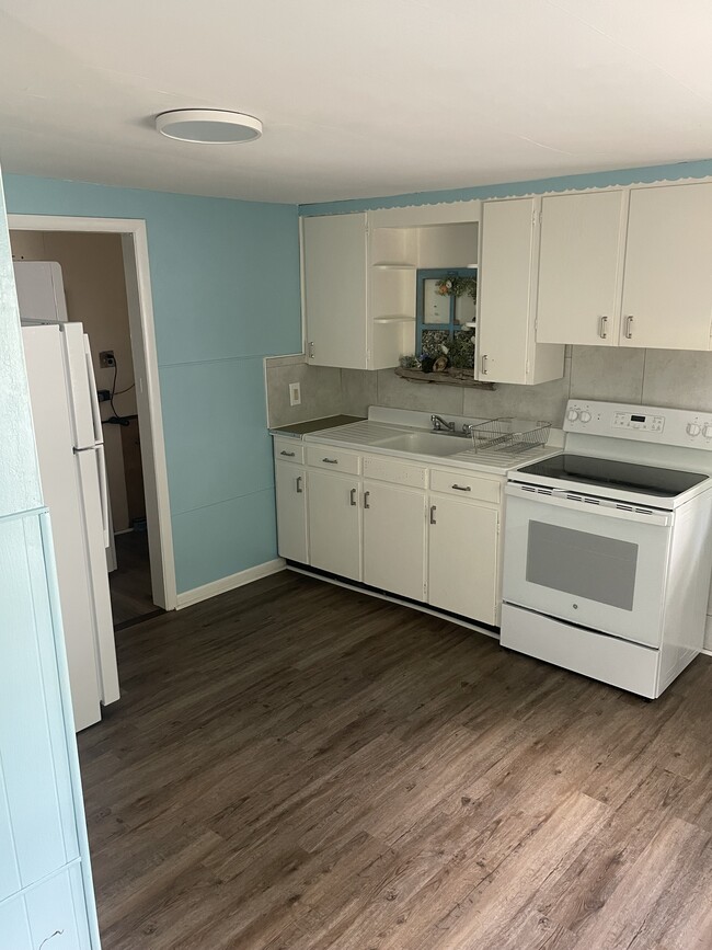Electric oven and sink - 803 Werner St