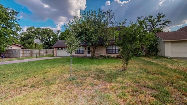 Foto del edificio - 1304 Merry Oaks Dr