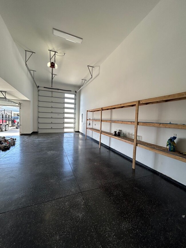 Foto del edificio - 4 Bedroom, 2.5 Bathrooms with office, Encl...