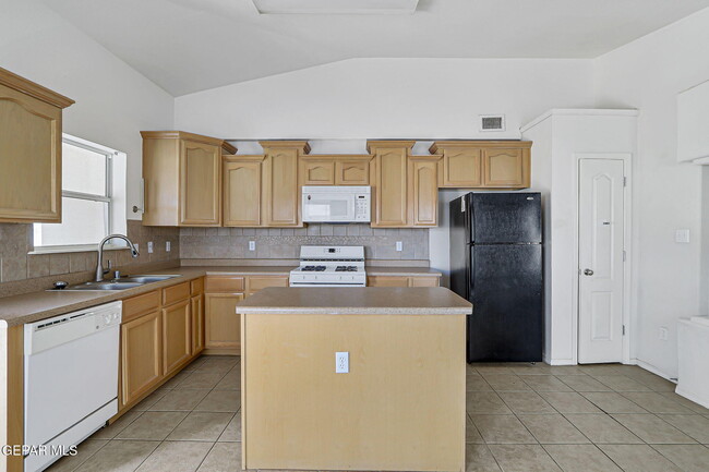 Building Photo - 14237 Desert Stone Dr