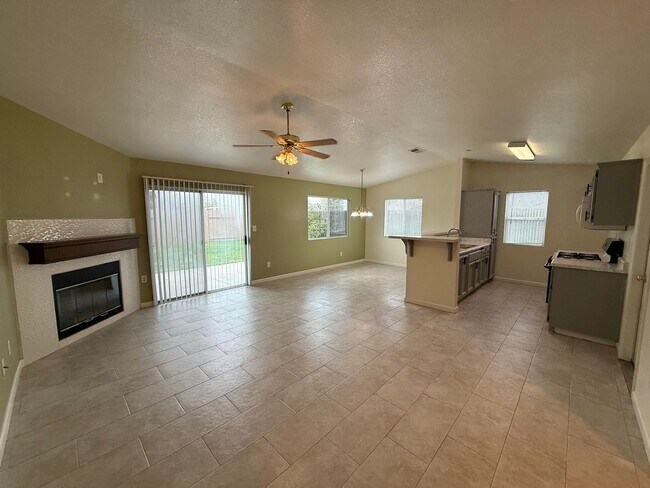 Foto del edificio - Bright 3 Bed / 2 Bath Home with Open Layout & Private Backyard