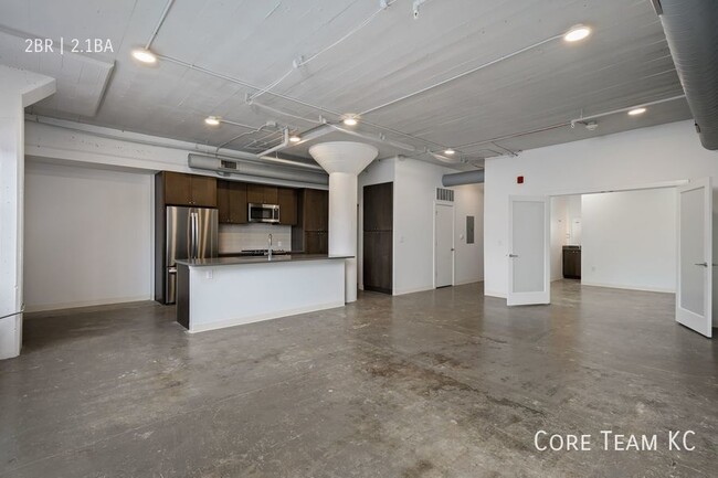 Building Photo - Large Loft in Midtown!