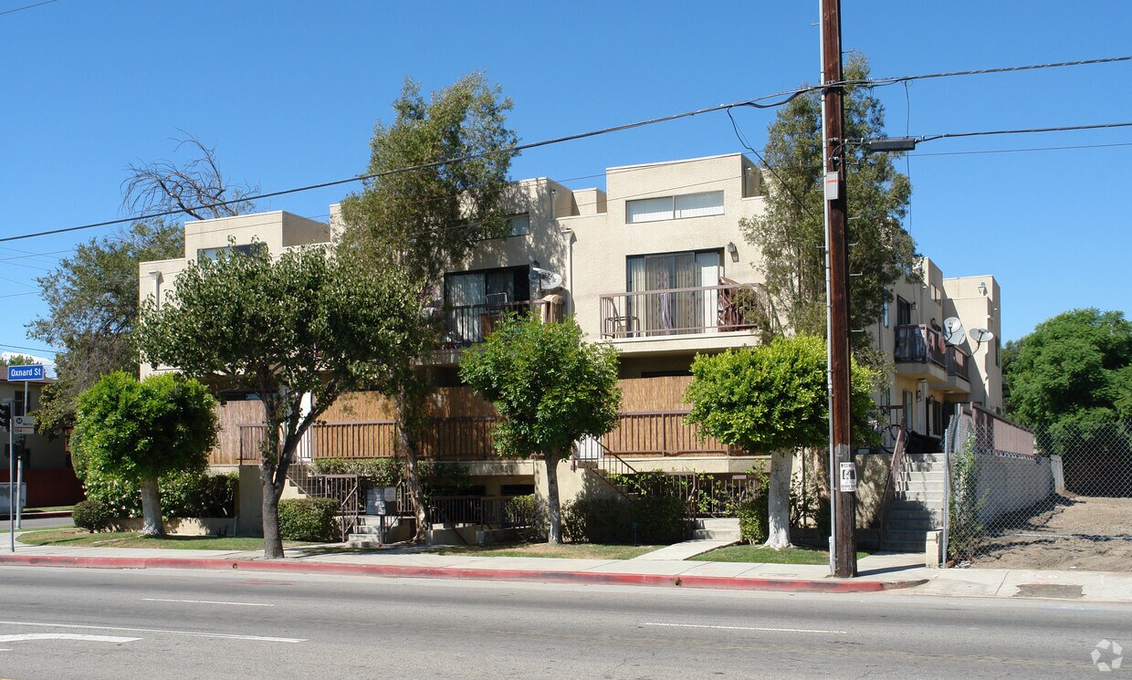 Building Photo - 12653 Oxnard St