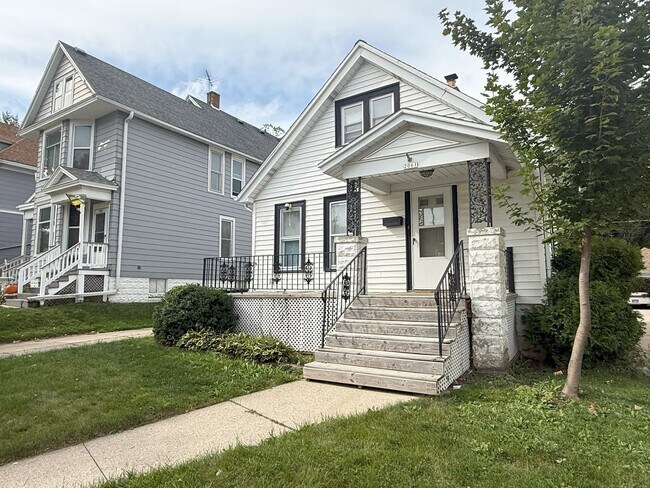 Foto del edificio - Private 4 bedroom home in West Allis