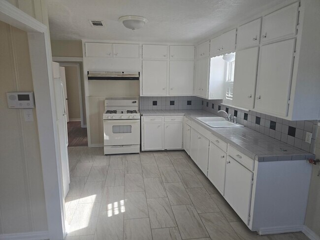 Foto del edificio - 1795 Euclid St