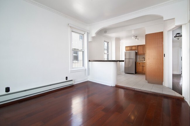 Building Photo - 637 E 225th St